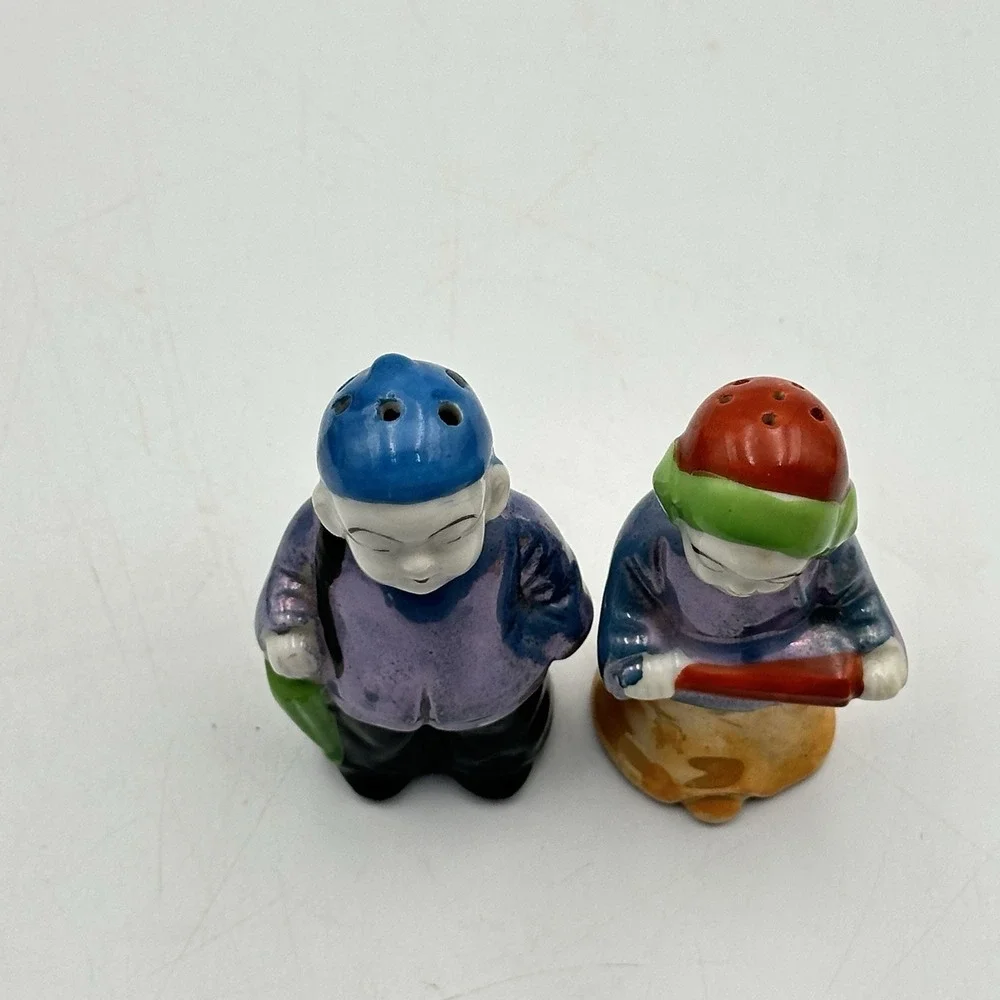 Vintage Japan‎ Hand Painted Asian Couple Salt & Pepper Shakers